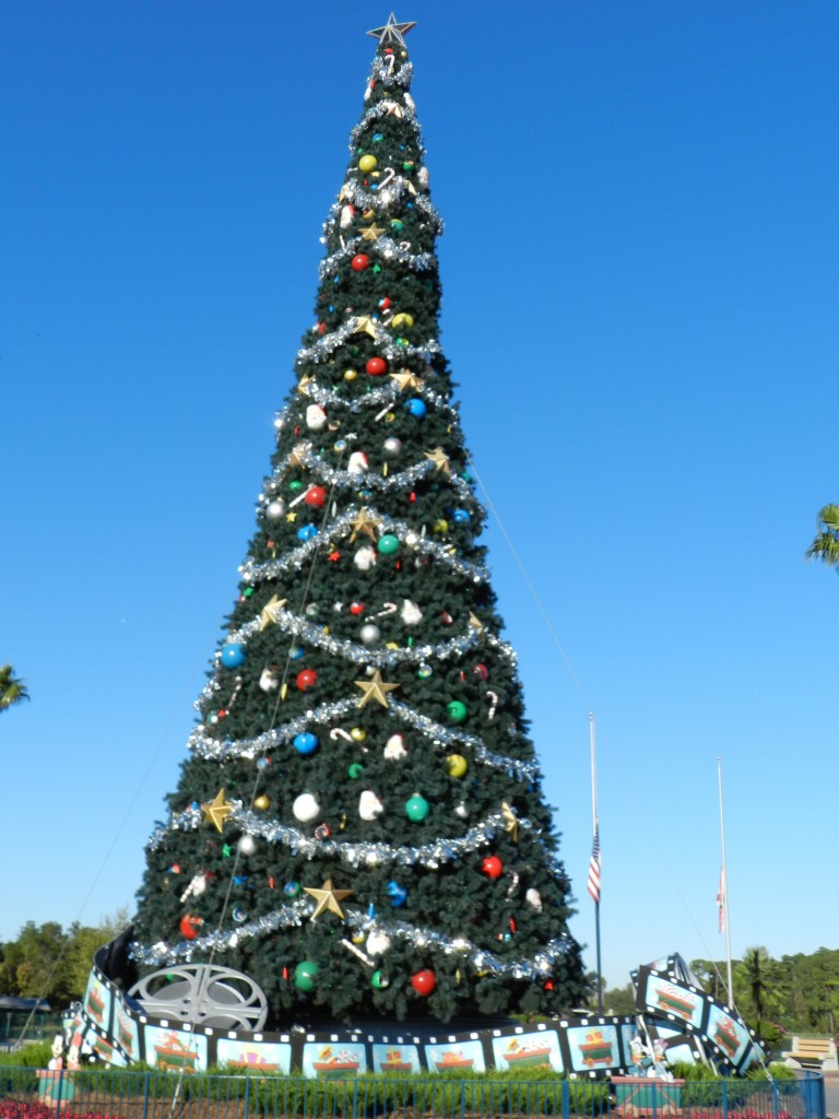 Hollywood Studios Christmas Tree in Front Entrance. Keep reading to learn about the best things to do at Disney World for Christmas. Photo copyright ThemeParkHipster.