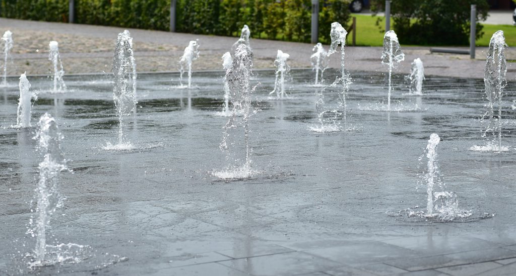 Splash zone area with water coming up out of the ground in the summer of Florida. Keep reading to get the best ways to beat the summer Florida heat. 